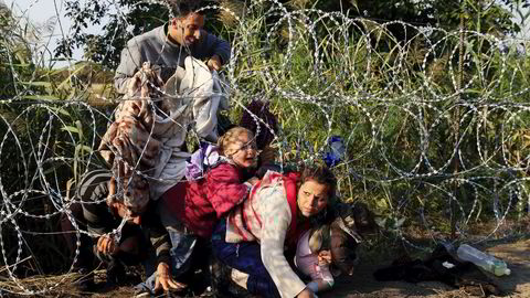 Hull. Syrere på flukt kryper under piggtrådgjerdet som ungarske myndigheter har satt opp langs grensa til Serbia. Det skal stoppe sånne som dem. Foto: Bernadett Szabo / Reuters / NTB Scanpix