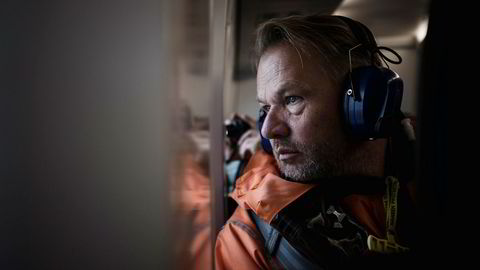 Administrerende direktør i Hitecvision Ole Ertvaag er offshore for første gang. Her sitter han i helikopteret og kikker ned på Ringhorne. Hitecvision tar over tre felter fra Exxon Mobil og drøyt 300 av selskapets ansatte.