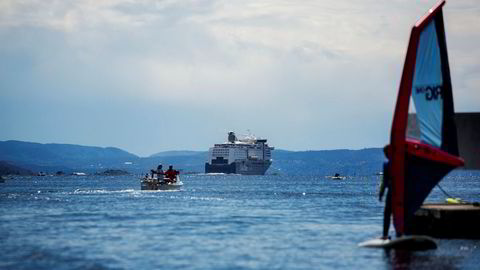 Fremskrittspartiet vil ha en slutt på at båter på sjøen må betale like mye i veiavgift som biler på veien. Bildet viser en solfylt dag på Oslofjorden.