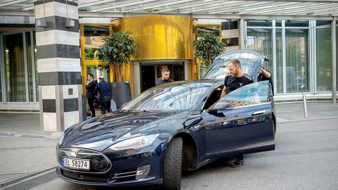 Utenlandske servicearbeidere blir hentet på Oslo Plaza tidlig om morgenen og kjørt til Tesla-verkstedene.