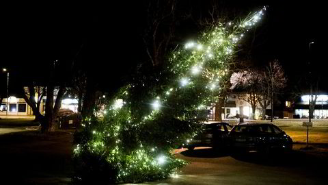 Ekstremværet Urd ga juletreet på Karlshus i Råde en kraftig slagside.