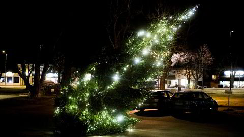 Ekstremværet Urd ga juletreet på Karlshus i Råde en kraftig slagside.