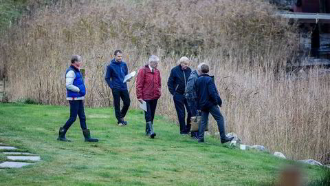 Øystein Stray Spetalen (til venstre), Knut Rygh (nummer tre fra høyre) og Anders Bahr (i rød jakke) på befaring på eiendommen. Foto: Fredrik Bjerknes