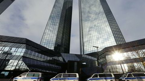 Trøbbel. Politibiler står linet opp utenfor tvillingtårnene i Frankfurt i Tyskland, hvor en av verdens største internasjonale banker, Deutsche Bank AG, har hovedkvarter. Desember 2012 ble kontorene ransaket etter mistanker om momssvindel. Foto: Kai Pfaffenbach / Reuters / NTB Scanpix