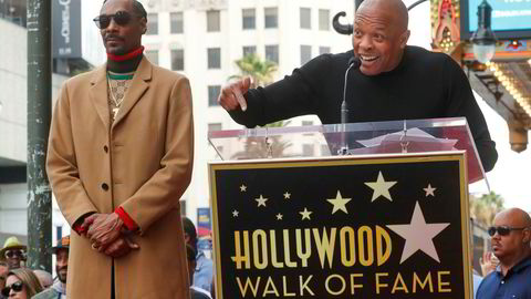 Rapperlegenden og musikkprodusenten Dr. Dre (til høyre) introduserer rapperkollega Snoop Dogg som får sin egen stjerne på Hollywood Walk of Fame i Los Angeles. Bildet er fra november i fjor.