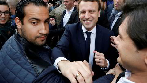 Frankrikes Emmanuel Macron har sparket sikkershetsvakten Alexandre Benalla (t.v).