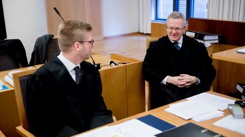 Advokat Steinar Mageli (til høyre) fører saken mot DNB for Forbrukerrådet som startet mandag, sammen med advokat Jens Henrik Lien.