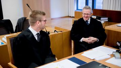 Advokat Steinar Mageli (til høyre) fører saken mot DNB for Forbrukerrådet som startet mandag, sammen med advokat Jens Henrik Lien.