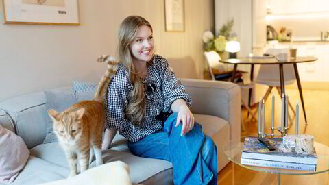 Izia Line er UGC kreatør og lager reklameinnhold til sosiale medier for bedrifter og merkevare. Her hjemme med kattene i Nydalen i Oslo.