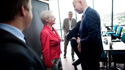 BRUKT FEIL. Toppsjef Maria van der Hoeven i Det internasjonale energibyrået, her i samtale med energi­minister Tord Lien (Frp), sier Jonas Gahr Støre har brukt byråets tall på feil måte. Foto: Tomas Alf Larsen