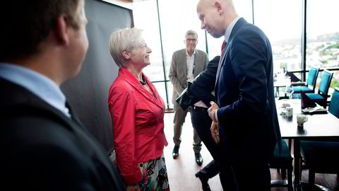 BRUKT FEIL. Toppsjef Maria van der Hoeven i Det internasjonale energibyrået, her i samtale med energi­minister Tord Lien (Frp), sier Jonas Gahr Støre har brukt byråets tall på feil måte. Foto: Tomas Alf Larsen