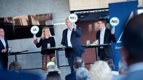 På et glissent folkemøte holder Stavanger-ordfører Christine Sagen Helgø (H) (fra venstre), Sandnes-ordfører Stanley Wirak og Sola-ordfører Ole Ueland opp ja- og nei-skilt for å markere sin holdning i ulike spørsmål. Foto: Tomas Alf Larsen