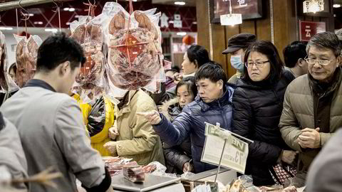 Kinas ledere har definert «den nye normalen» . Forbruket skal opp og den jevne kineser skal shoppe mer. Her fra et matmarked i Shanghai. Foto: Qilai Shen/