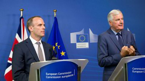 EUs sjefforhandler Michel Barnier (t.h.) sammen med den britiske ministeren Dominic Raab i Brussel fredag. Foto: Virginia Mayo / AP / NTB scanpix