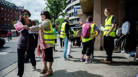 Utenfor Clarion Royal Christiania i Oslo er det tett med streikevakter. Emilda Martinez deler ut flyveblader, Henrik Hellström til høyre. Foto: Fartein Rudjord