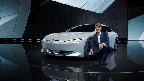 Harald Krüger, toppsjef for BMW foran den elektriske konseptbilen i Vision Dynamics. Bilen skal danne grunnlaget for neste modell ut i BMWs i-serie.
