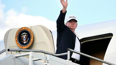 President Donald Trump feiret den økonomiske seieren. Her vinker han til reporterne før han går inn i Air Force One søndag.