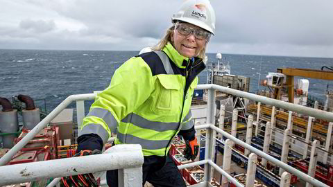 Norgessjef Kristin Færøvik i Lundin sier til DN at usikkerheten er redusert etter produksjonstesten. Bildet er fra et besøk på boreriggen Leiv Eiriksson under prøveboringen av Alta-funnet i 2016.