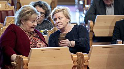 Sjekker de saldoen? Erna Solberg og Siv Jensen har mange penger å rutte med når Oljefondet er blitt så stort.