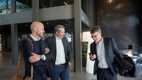Medinvestor i Nortel, Leif-Arne Langøy (til høyre), sier han fortsatt er Telenor-kunde. – Vi har et sim-kort klart til deg, sier gründer Christian Pritchard (til venstre). I midten står salgssjef Kristian Renaas, tidligere leder for bedriftsmarkedet i Telia.