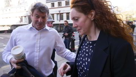 Rebekah Brooks (her med mannen Charlie) er blankt frikjent i hackersaken. Foto: Carl Court/AFP Photo/NTB Scanpix.