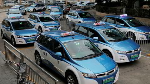 Nye elektriske taxier står på rekke og rad i den kinesiske storbyen Shenzhen. Av byens 21.689 taxier skal nå 99 være elektriske.
