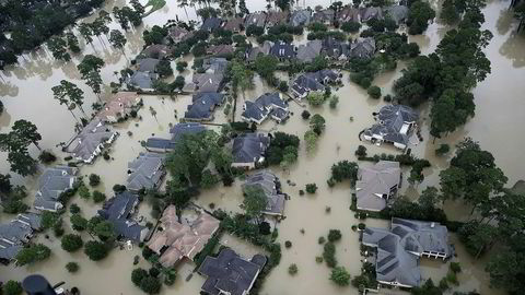 Det har vært ekstremflom i områdene rundt storbyen Houston på grunn av store nedbørsmengder fra ekstremværet Harvey. Bildet viser oversvømte boliger nær Lake Houston.