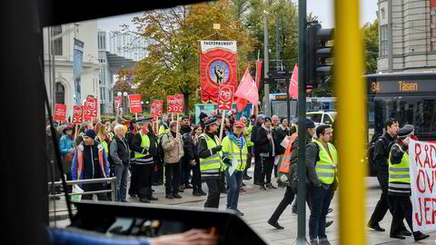 Jernbanen sto to timer torsdag under politisk streik mot innføring av EUs 4. jernbanepakke. Trikken deltok også, med en halvtimes stans.