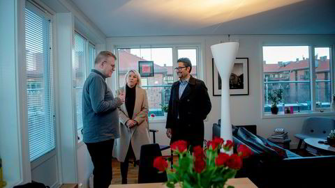 Styreleder Petter Hole i sameiet Gøteborggata 49–51 (til venstre) er glad for lovforslaget som kommunalminister Monica Mæland (H) står bak. Også Obos-sjef Daniel Siraj (til høyre) ønsker klarere regler velkommen. Her er de samlet i leiligheten til Hole, som har flere naboer som leier ut via Airbnb.