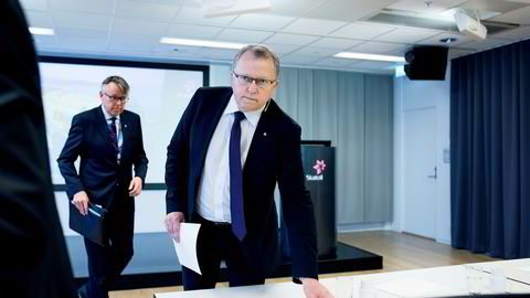 Fra venstre, kommunikasjonssjef Reidar Gjærum og konsernsjef Eldar Sætre i Statoil. Selskapet deler ut kontrakter verd åtte milliarder kroner.