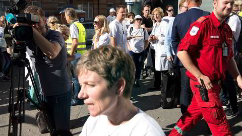 Legeforeningens president Marit Hermansen sammen med noen av de streikende ved Ullevål Sykehus få timer etter at streiken var et faktum. Foto: Elin Høyland