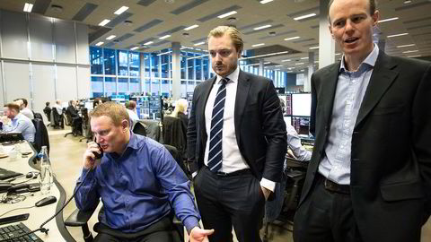 Onsdag morgen fulgte meglersjef Thomas Breivik (sittende), aksjesjef Aleander Opstad og strateg Paul Harper markedsreaksjonene etter Trump-seieren. Foto: Javier Auris