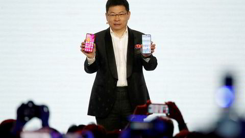 Richard Yu, leder for Huawei Consumer Business Group, viser frem Huawei P30 og P30 Pro for første gang.