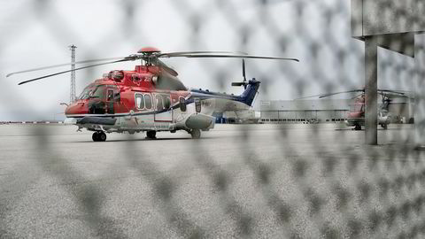 CHCs helikopter EC225 Super Puma av samme type som styrtet utenfor Bergen står på bakken ved Stavanger Lufthavn Sola. Foto: Tommy Ellingsen
