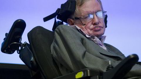 Stephen Hawking forstår seg ikke på populariteten til Donald Trump. På bildet snakker Hawking til media på en pressekonferanse i London 2. desember 2014. Foto: Justin Tallis/AFP photo/NTB scanpix