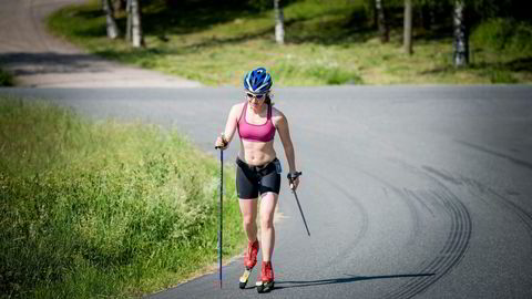 Emily Stitt fra USA trener på rulleski i Maridalen i Oslo, en populær veistrekning for både rulleskiløpere, syklister og bilister. Foto: Skjalg Bøhmer Vold