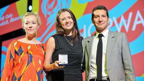Ordfører i Cannes, David Lisnard overrekker Sunniva Grolid (til venstre) og Ida Louise Andersen (midten) gullmedaljen for arbeidet med Cannes visuelle identitet som de utarbeidet under 24-timers konkurransen Young Lions Design 2015