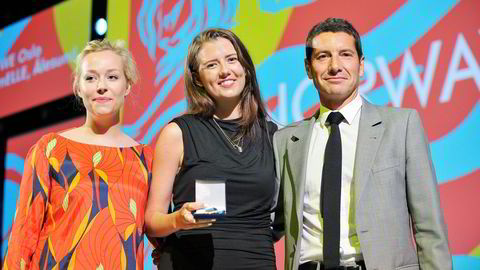 Ordfører i Cannes, David Lisnard overrekker Sunniva Grolid (til venstre) og Ida Louise Andersen (midten) gullmedaljen for arbeidet med Cannes visuelle identitet som de utarbeidet under 24-timers konkurransen Young Lions Design 2015