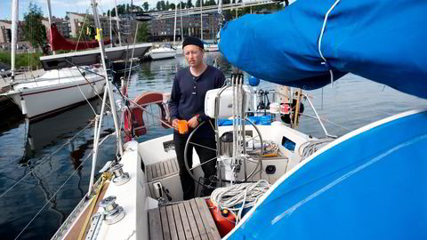 Tobias Hatløy forbereder seg på sitt livs seiltur. Med lavkostbudsjett skal han drøye en seks måneders sluttpakke til ett års seilas. Foto: Per Ståle Bugjerde