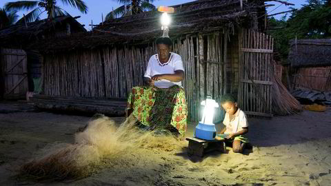 Ser vi på 2018 var det ikke et dårlig år. I gjennomsnitt fikk 295.000 mennesker hver dag over hele verden tilgang til moderne elektrisitet for første gang. Her har landsbyen Ambakivao i Madagascar har fått solcelledrevet strøm for første gang.