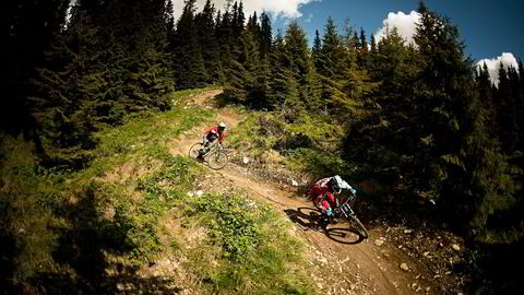 Syklister i de doserte løypene i Hafjell Bike Park. 
                  Foto: Vegard Breie/Hafjell Bike Park