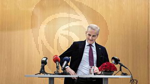 Arbeiderpartiets leder og parlamentariske leder Jonas Gahr Støre møter ikke på møtene i Stortingets utenriks- og forsvarskomité. Betyr det at han sluntrer unna?
