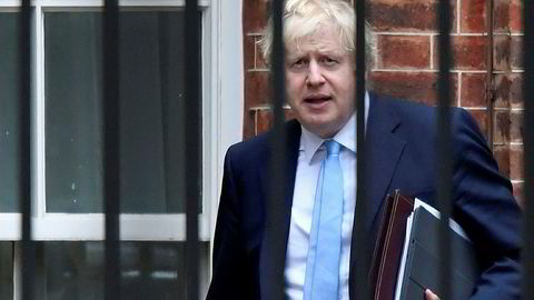 Britenes statsminister Boris Johnson vingeklippet og trenges opp i et hjørne av det nye flertallet i Underhuset.