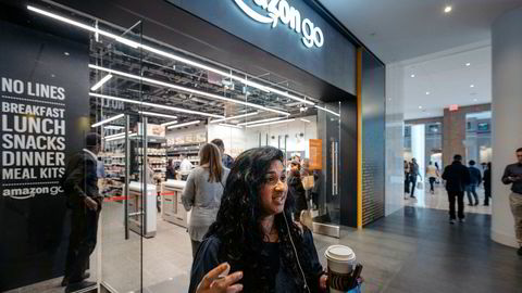 Lisa Jakob er en snartur innom den nyåpnede Amazon Go-butikken i New Yorks finansdistrikt. Hun bruker appen til å registrere seg inn og forlater butikken uten å gå i kassen.
