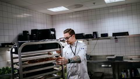 Skolemåltid er interessant for ISS. Her håndterer Jaras Grabovatsky bevertning i en ISS-kantine i Oslo sentrum. Hvis alle norske barn skal få skolemat, kan det bety mye jobb for private aktører.