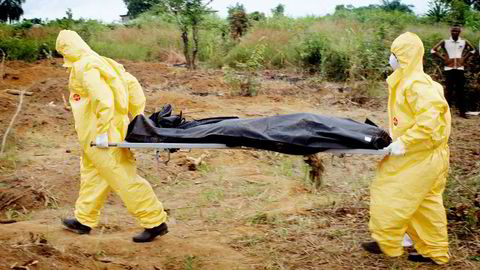Helsearbeidere i Waterloo-distrikted i det vestafrikanske landet Sierra Leone bærer en ebolarammet pasient. Foto: NTB Scanpix/Reuters/Josephus Olu-Mamma