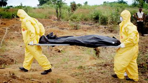 Helsearbeidere i Waterloo-distrikted i det vestafrikanske landet Sierra Leone bærer en ebolarammet pasient. Foto: NTB Scanpix/Reuters/Josephus Olu-Mamma