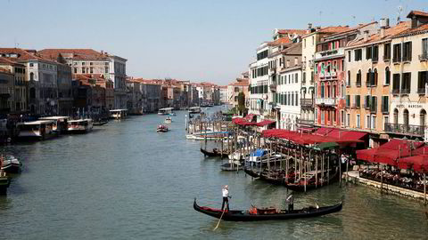 Myndighetene i Venezia har allerede forbudt bading i kanalene, mating av fugler, sykling, og å være toppløs.