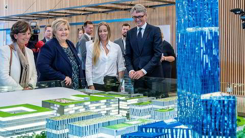 Aker-sjef Øyvind Eriksen fikk drahjelp av statsminister Erna Solberg da skyskraperen «Store blå» ble lansert i fjor høst. Nina Jensen i Rev Ocean og ordfører Lisbeth Hammer Krog i Bærum kommune (til venstre) var også til stede.