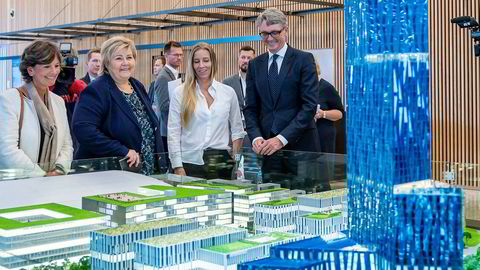 Aker-sjef Øyvind Eriksen fikk drahjelp av statsminister Erna Solberg da skyskraperen «Store blå» ble lansert i fjor høst. Nina Jensen i Rev Ocean og ordfører Lisbeth Hammer Krog i Bærum kommune (til venstre) var også til stede.